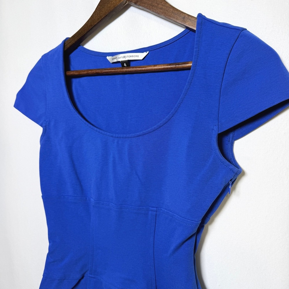 Diane von Furstenberg Blue Scoop Neck Cap Sleeve Sheath Dress Size 4